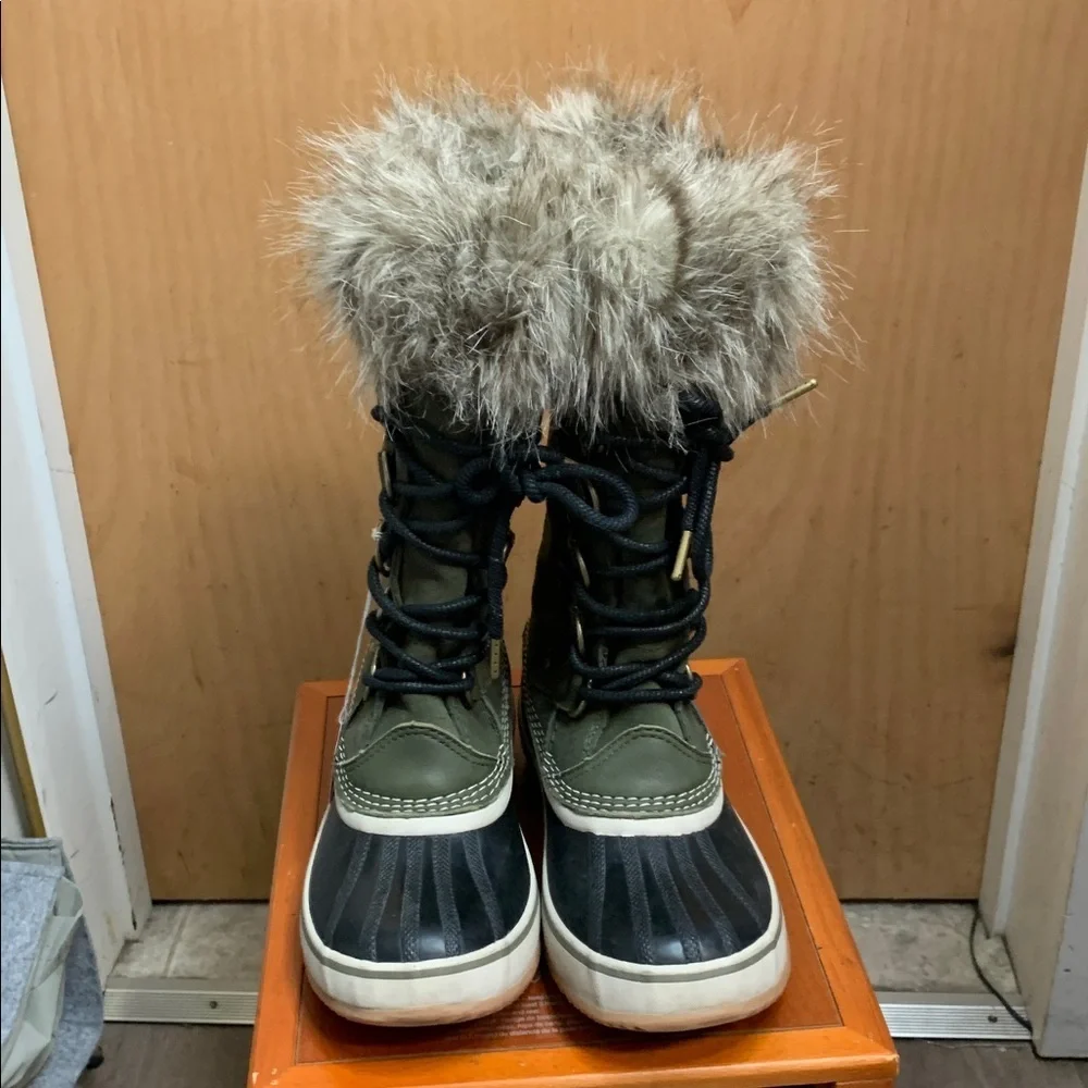 Sorel Black/ Olive Green Suede Winter Mid-Calf Boots. Size-7.5 Arctic Explorer